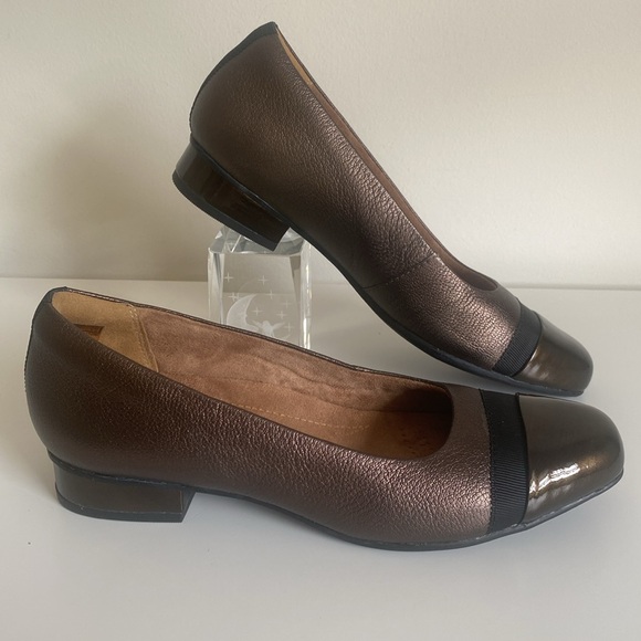 Clarks Keesha Metallic Leather Shoe Size 7.5 Low Heel Square Toe Business Casual - Picture 3 of 16